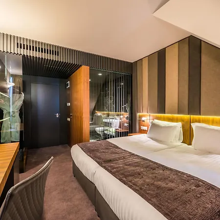 Seasons Design - Free Parking Готель 5*